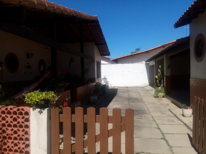Casa à venda AREAL com 864m² e 4 quartos por R$ 700.000 - 102133292-lateral-casa-acesso-churrasqueira.jpeg