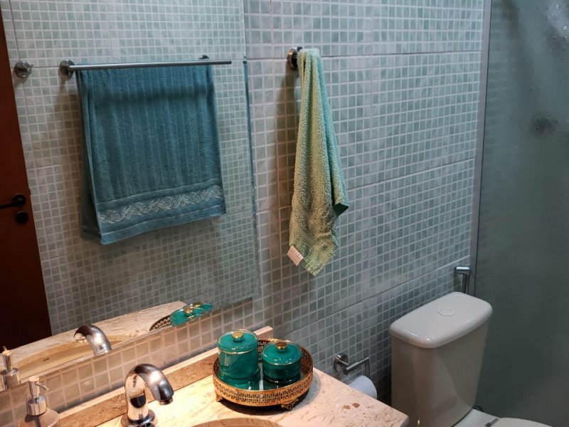 Apartamento à venda Jardim D'Abril com 57m² e 2 quartos por R$ 200.000 - 1243161423-banheiro3.jpeg