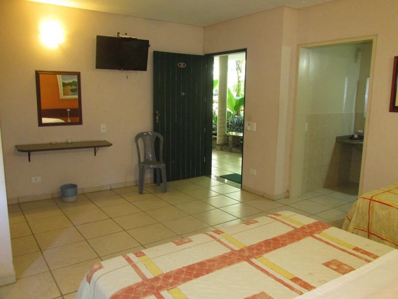 Comercial à venda Caborê com 1m² e  quartos por R$ 4.900.000 - 1438421040-quarto-quadruplo-terreo-vista-jardim-5.jpg