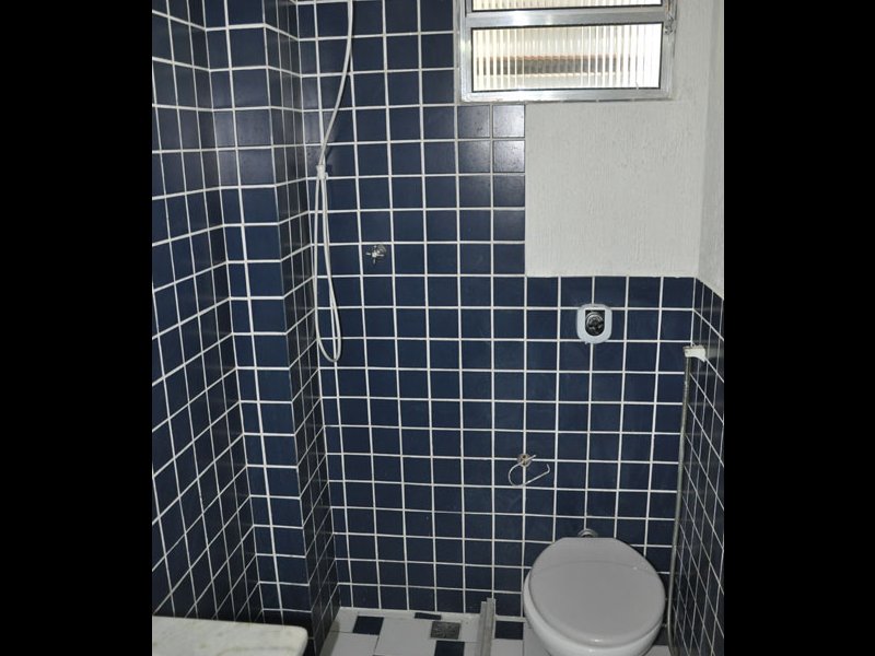 Comercial à venda Centro com 35m² e 1 quarto por R$ 200.000 - 1025421715-5-banheiro.JPG