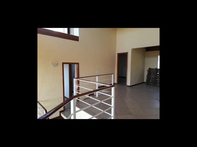 Casa de condomínio à venda Sapê com 305m² e 4 quartos por R$ 320.000 - 1524045541-sala-de-televisao-e-quartos.jpg