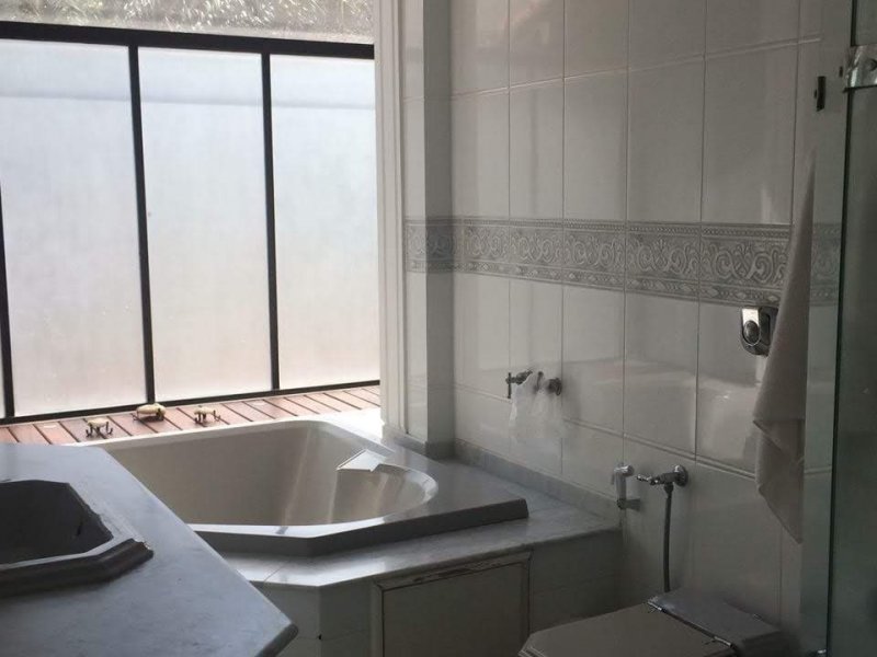 Casa à venda Engenho do Mato com 630m² e 4 quartos por R$ 1.300.000 - 2121393717-banheiro-suite-principal.jpg