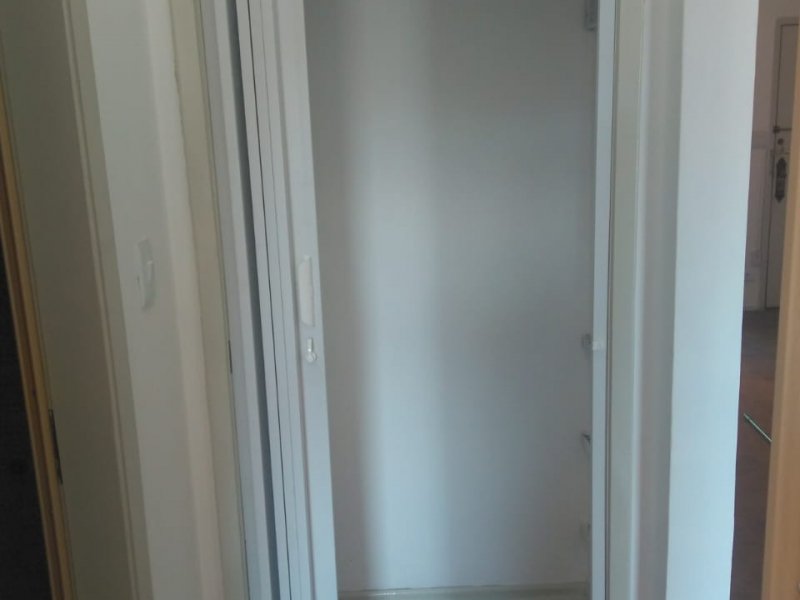 Apartamento à venda Vila Buarque com 69m² e 2 quartos por R$ 480.000 - 614248919-armario-corredor.jpeg