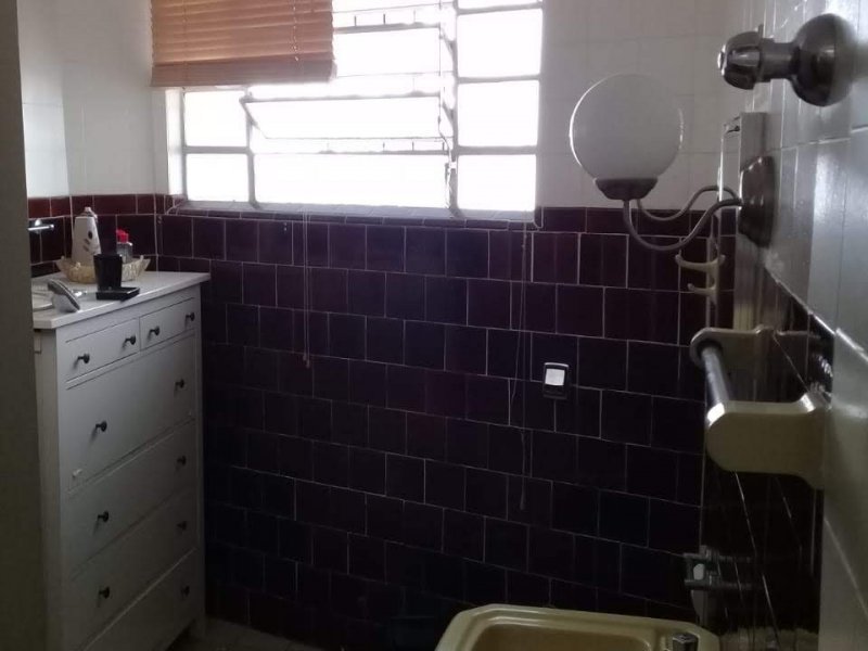 Apartamento à venda Moinhos de Vento com 84m² e 2 quartos por R$ 400.000 - 1880597925-banheiro.jpg
