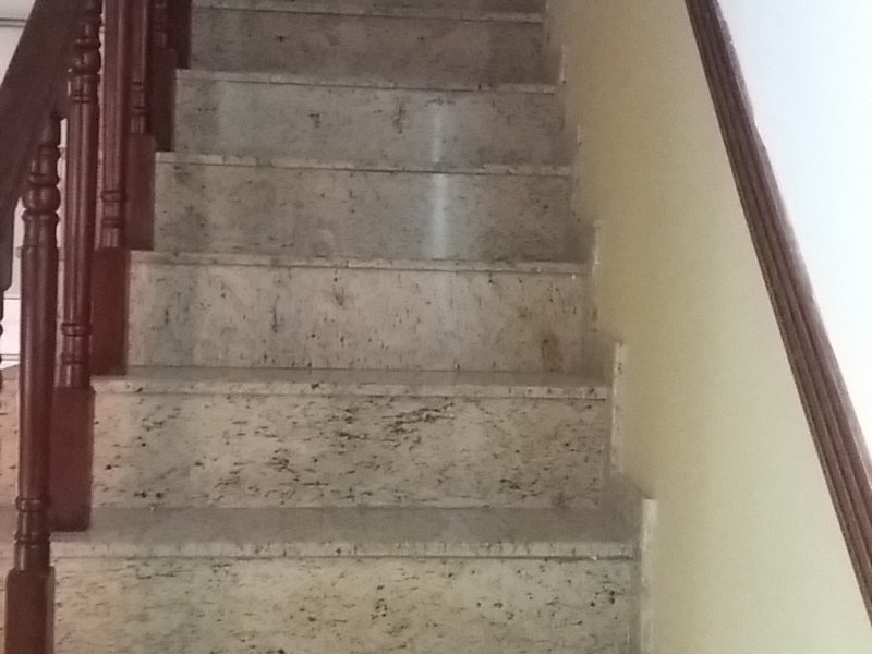 Casa à venda Conjunto Residencial José Bonifacio com 290m² e 3 quartos por R$ 790.000 - 916458548-escada-para-os-quartos.jpg