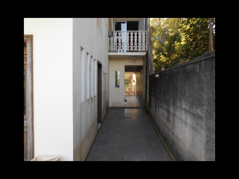 Casa à venda Suíssa com 275m² e 3 quartos por R$ 850.000 - 1623635156-corredor-externo-frente-fundos-com-visao-da-varanda-da-suite-dos-filhos-copy.JPG