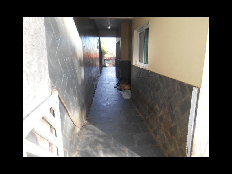 Casa à venda Suíssa com 275m² e 3 quartos por R$ 850.000 - 1679146861-corredor-de-circulacao-frente-fundos-copy.JPG