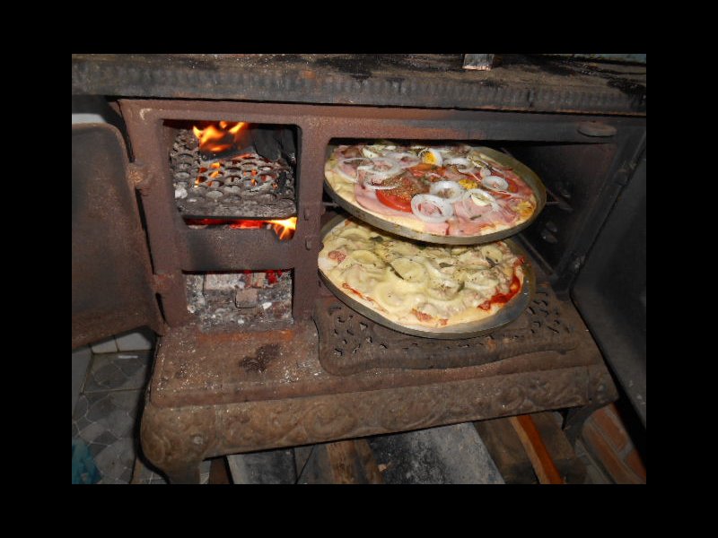 Casa à venda Suíssa com 275m² e 3 quartos por R$ 850.000 - 1692338806-fogao-a-lenha-na-area-da-churrasqueira-copy.JPG