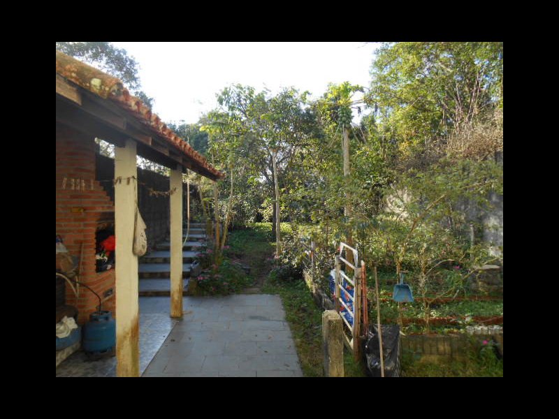 Casa à venda Suíssa com 275m² e 3 quartos por R$ 850.000 - 699035764-vista-parcial-da-area-da-churrasqueira-e-fundos-do-terreno.JPG