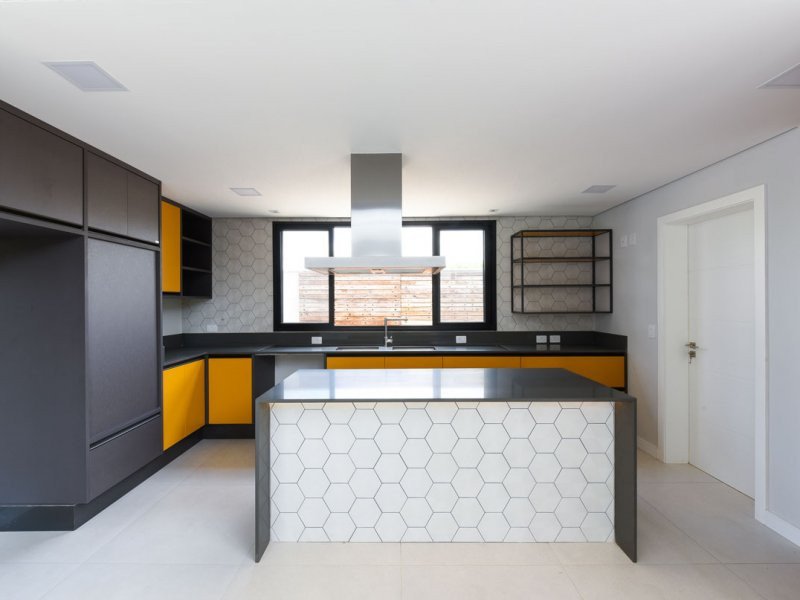 Casa de condomínio à venda Alphaville com 330m² e 3 quartos por R$ 1.750.000 - 184802909-800x600-785161385-cozinha2.jpg