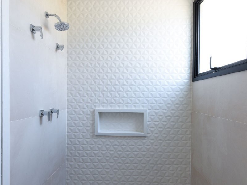 Casa de condomínio à venda Alphaville com 330m² e 3 quartos por R$ 1.750.000 - 205721001-800x600-1641946146-banhosuite31-2.jpg