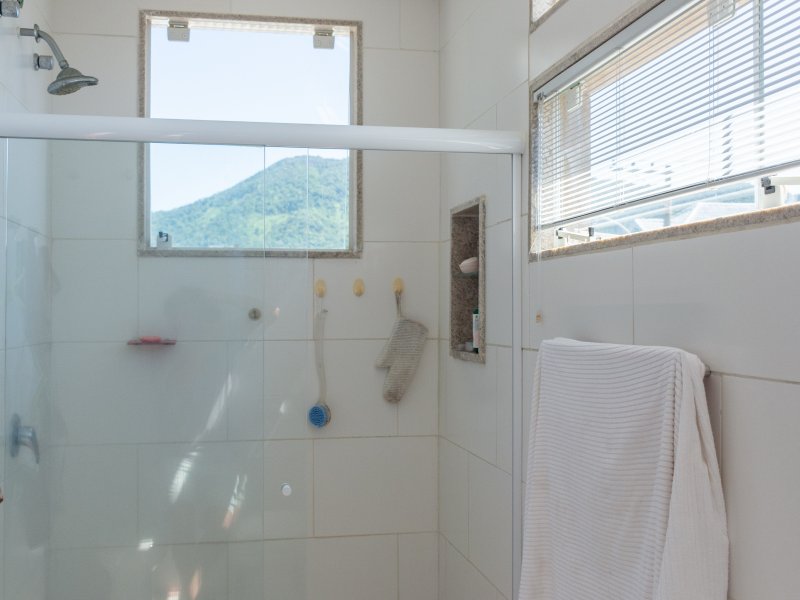 Casa de condomínio à venda Centro com 278m² e 1 quarto por R$ 1.100.000 - 1555442043-banheiro-suite-master.jpg