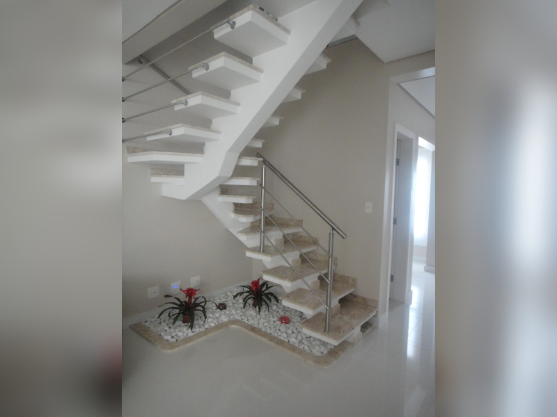 Casa de condomínio à venda jardim Maria Tereza com 165m² e 3 quartos por R$ 800.000 - escada-para-2o-piso.jpg