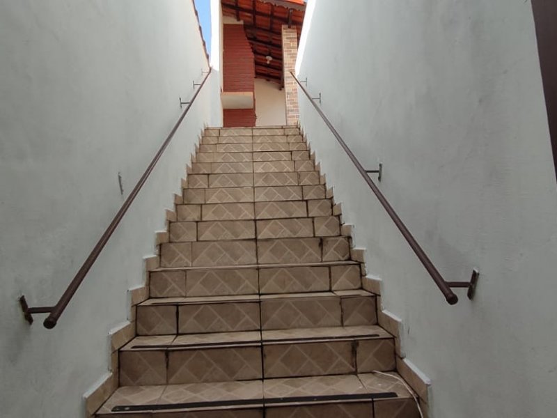 Casa à venda Vilamar com 113m² e 3 quartos por R$ 450.000 - 527889812-terraco-escada-acesso.jpeg