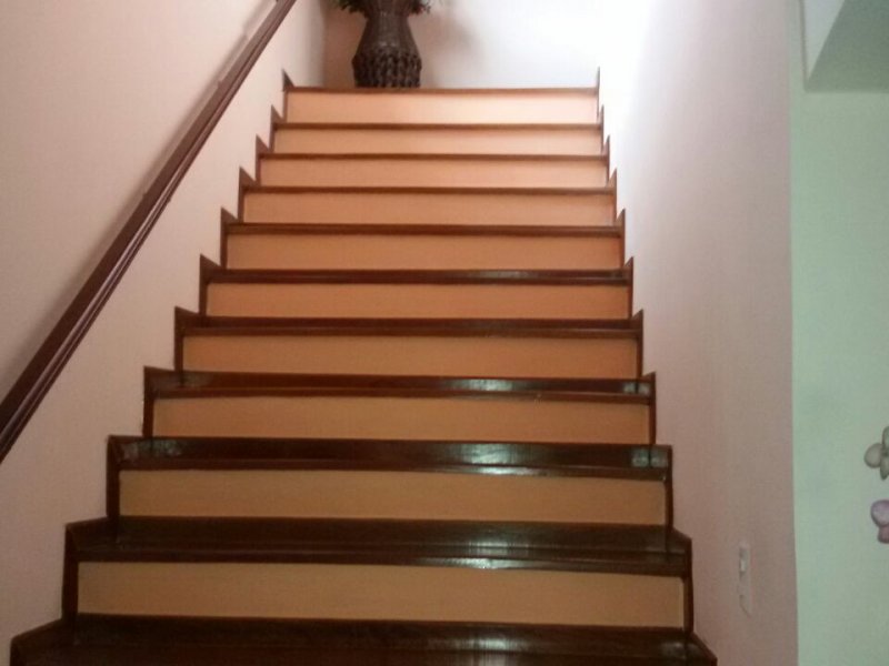 Casa à venda Res. Ecopark com 385m² e 5 quartos por R$ 980.000 - 1707167345-23-escada-para-ir-na-suite-master.jpg