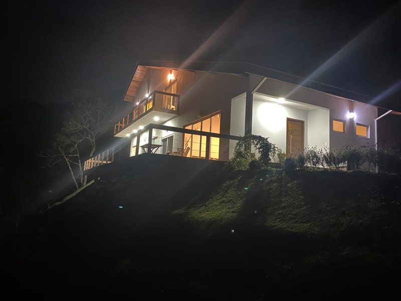 Casa de condomínio à venda Centro com 257m² e 3 quartos por R$ 1.500.000 - imagem-casa-sap-a-noite.JPG