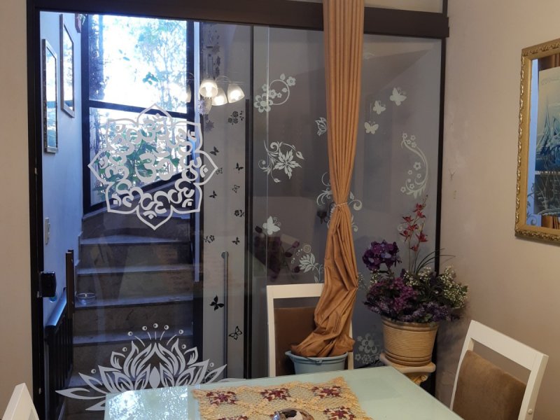 Casa à venda Vila São José com 278m² e 4 quartos por R$ 950.000 - 1040172396-sala-estar-acesso-escadas.jpg