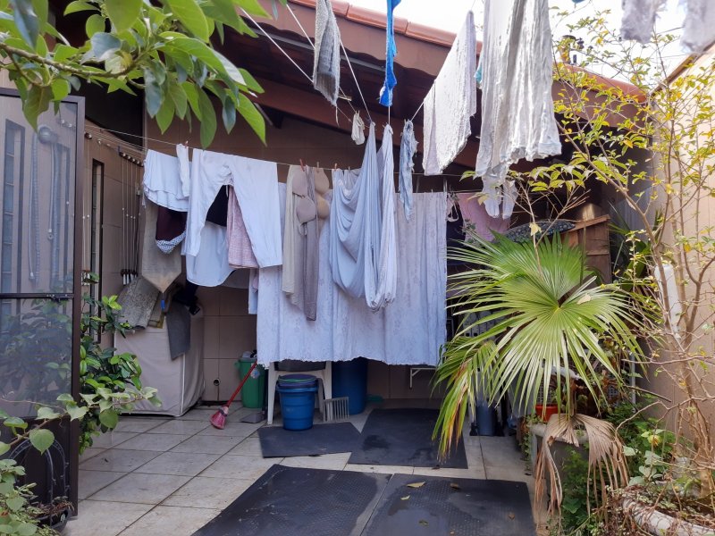 Casa à venda Vila São José com 278m² e 4 quartos por R$ 950.000 - 1359927437-quintal-frente-cobertura-roupas.jpg
