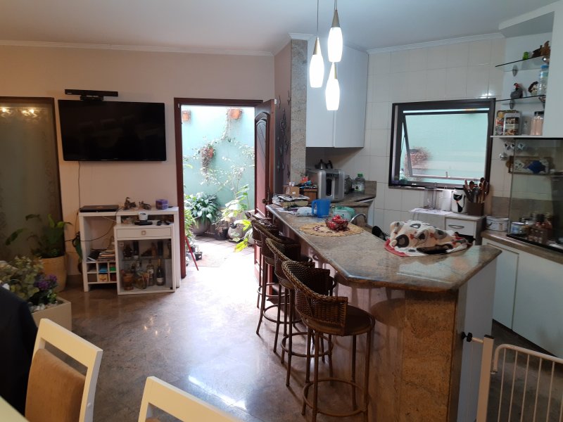 Casa à venda Vila São José com 278m² e 4 quartos por R$ 950.000 - 1784156314-balcao-cozinha-amaericana-acesso-quintal.jpg