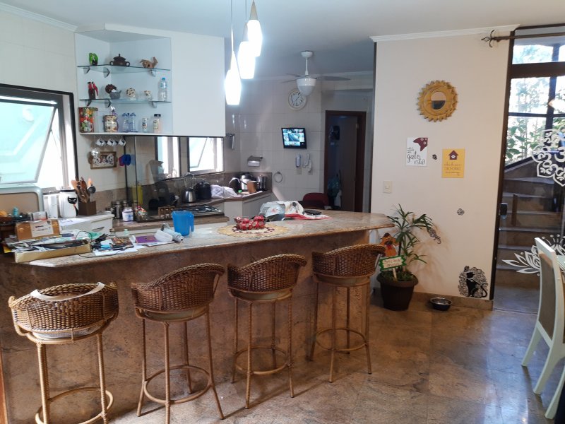 Casa à venda Vila São José com 278m² e 4 quartos por R$ 950.000 - 565859899-balcao-cozinha-amaericana-acesso-despensa.jpg