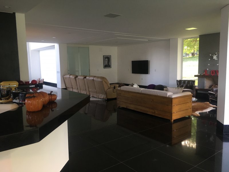 Casa de condomínio à venda Res. Aldeia do Vale com 583m² e 4 quartos por R$ 3.990.000 - 652090826-14-sala-de-tv-lareira.JPG