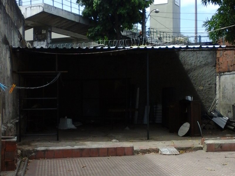 Casa à venda Inhaúma com 297m² e 2 quartos por R$ 200.000 - 1805907048-fundos-area-coberta.jpg
