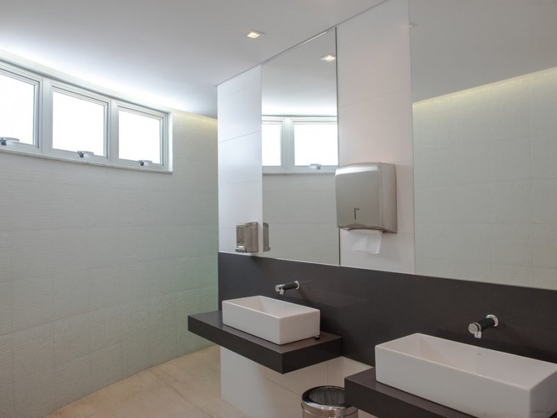 Comercial à venda Centro com 68m² e  quartos por R$ 1.000.000 - 502323642-banheiros-auditorio.jpg