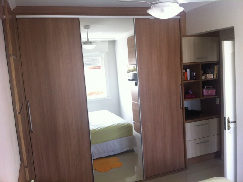 Apartamento à venda Passo da Areia com 67m² e 2 quartos por R$ 390.000 - 1397056451-quarto-casal-roupeiro1.jpg