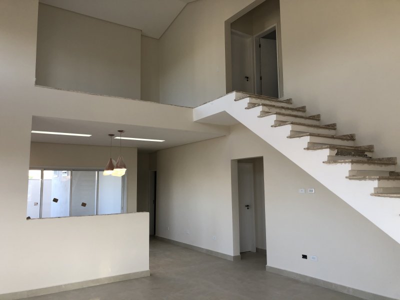 Casa de condomínio à venda Santa Cruz dos Lazaros com 198m² e 4 quartos por R$ 660.000 - 1417493146-4d8d2b8a-c560-454a-9f65-70fd99b0339b.jpeg