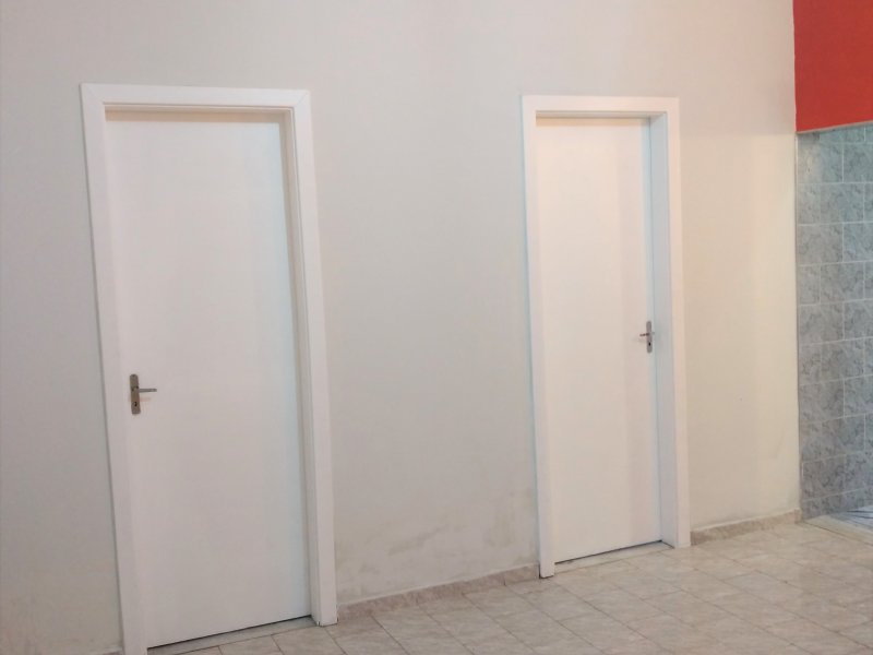 Casa para alugar Realengo com 136m² e 2 quartos por R$ 1.500 - 1830871177-sala-porta-do-quarto.jpg