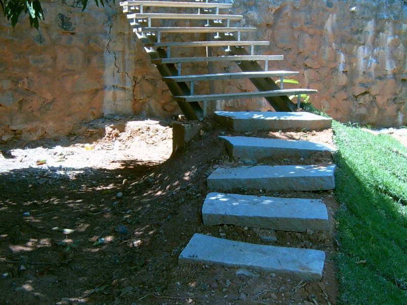 Casa de condomínio à venda Itapuã com 350m² e 5 quartos por R$ 950.000 - 2124103184-escada-acesso-terreno-fundo.jpg