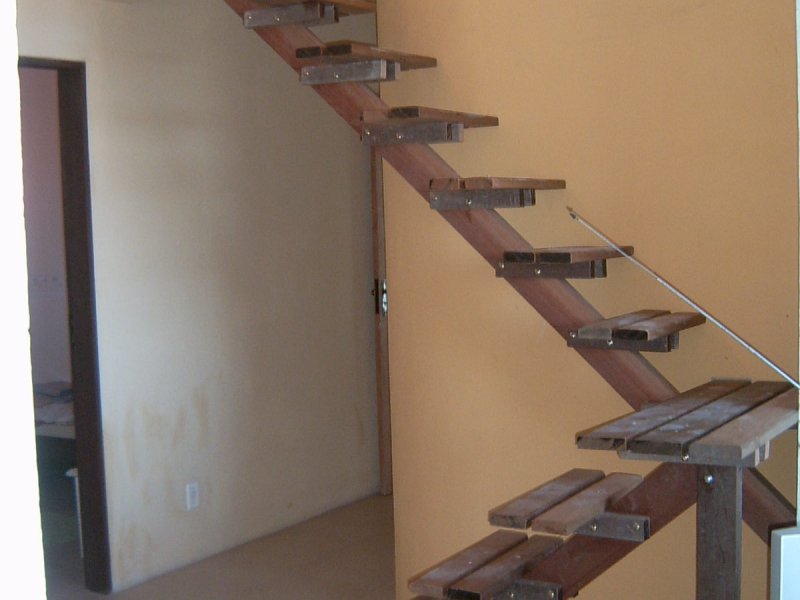 Casa de condomínio à venda Itapuã com 350m² e 5 quartos por R$ 950.000 - 444627731-escada-mezanino.jpg