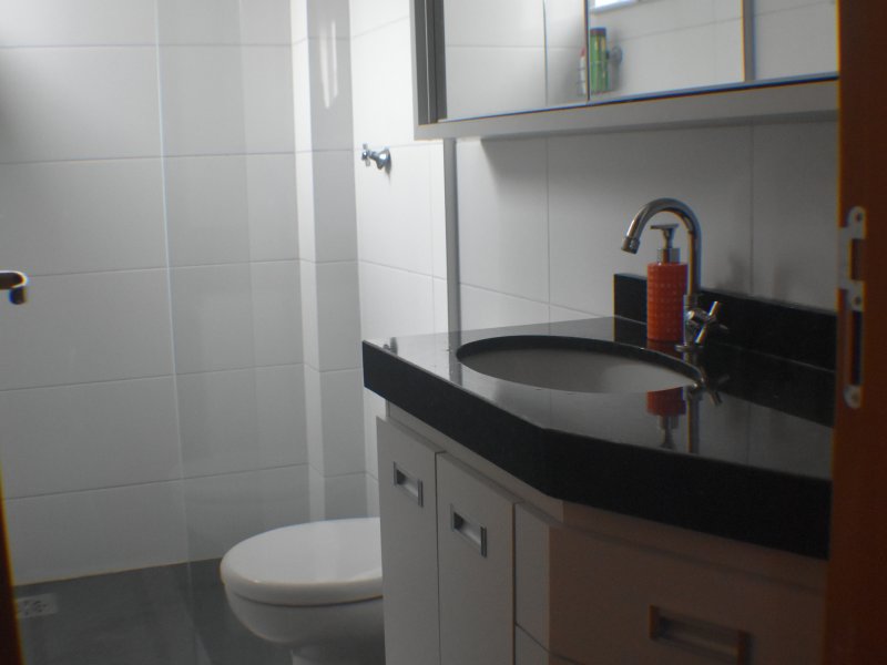 Apartamento à venda Alto Barroca com 73m² e 3 quartos por R$ 410.000 - 2100563135-banhosuitea.jpg