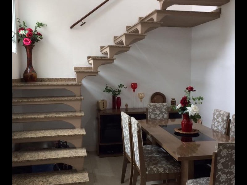 Casa à venda vila julia com 290m² e 3 quartos por R$ 790.000 - 561463246-escadas.jpg