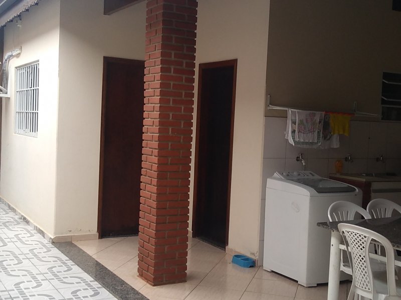 Casa à venda Jardim Amanda II com 180m² e 3 quartos por R$ 450.000 - 2030727453-faixada-fundo-area-servico-e-gourmet.jpg