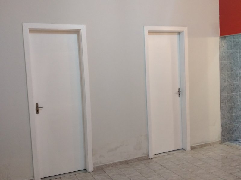 Casa à venda Realengo com 216m² e 2 quartos por R$ 350.000 - 1982193762-portas-do-quartos.jpg
