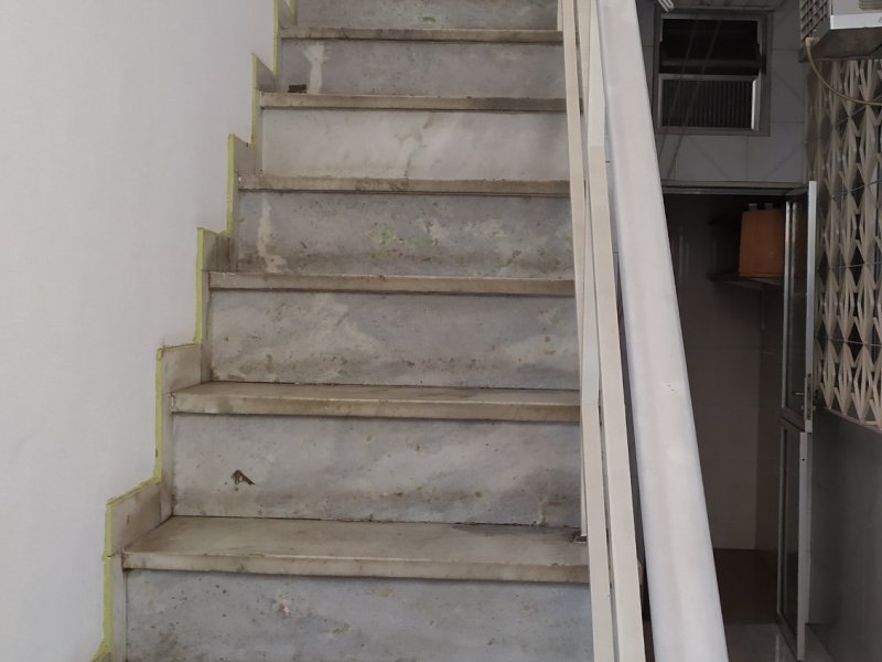 Casa à venda Brás de Pina com 130m² e 2 quartos por R$ 450.000 - 1946867906-09-escada-de-acesso-ao-terreco.jpg