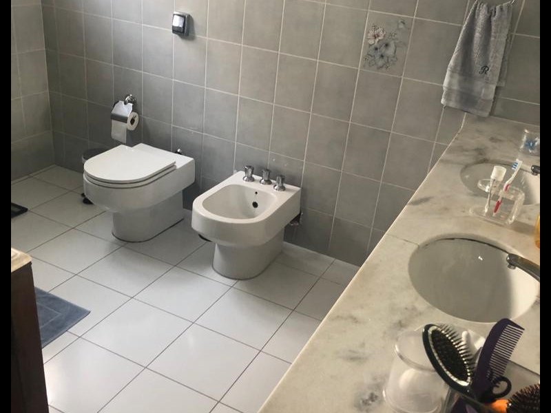 Casa de condomínio à venda Alphaville com 374m² e 4 quartos por R$ 2.370.000 - 1005706832-banheiro-suite.jpg