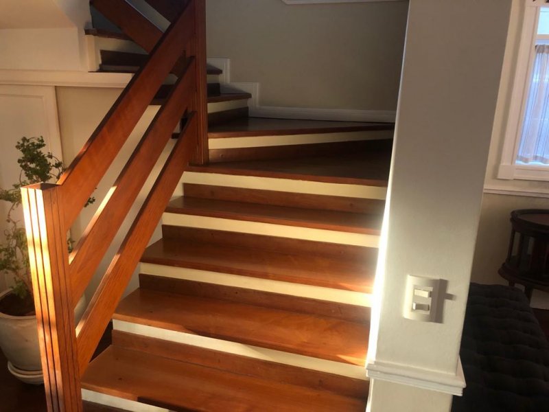 Casa de condomínio à venda Alphaville com 374m² e 4 quartos por R$ 2.370.000 - 1976223322-escada.jpg