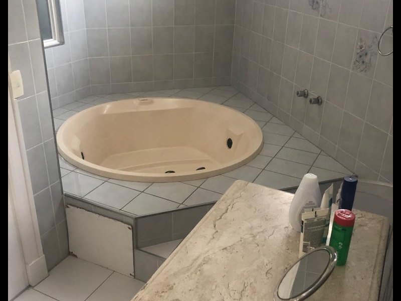 Casa de condomínio à venda Alphaville com 374m² e 4 quartos por R$ 2.370.000 - 471988623-banheiro-suite-com-hidro.jpg