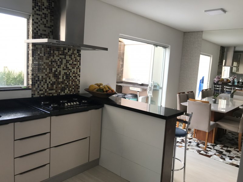 Casa de condomínio à venda Pinheirinho com 140m² e 3 quartos por R$ 850.000 - 936928658-a87277aa-f6ea-4393-b076-5a6ba94718ea.jpeg