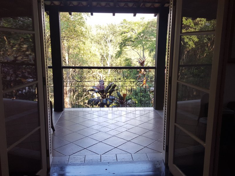 Casa de condomínio à venda Chácaras Embu Colonial com 650m² e 4 quartos por R$ 1.800.000 - 1075878031-piso-principal-varanda-sala-3.jpg