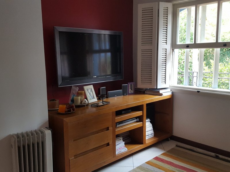 Casa de condomínio à venda Chácaras Embu Colonial com 650m² e 4 quartos por R$ 1.800.000 - 1080358698-piso-principal-sala-tv-1.jpg