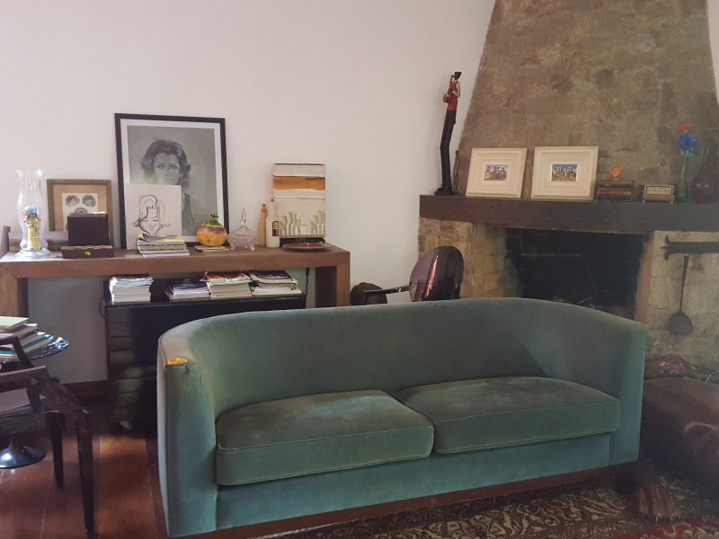 Casa de condomínio à venda Chácaras Embu Colonial com 650m² e 4 quartos por R$ 1.800.000 - 1083298896-piso-principal-sala-lareira-1.jpg