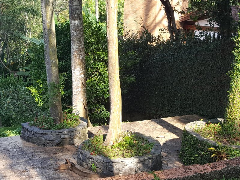 Casa de condomínio à venda Chácaras Embu Colonial com 650m² e 4 quartos por R$ 1.800.000 - 1092361128-piso-principal-jardim-lateral.jpg