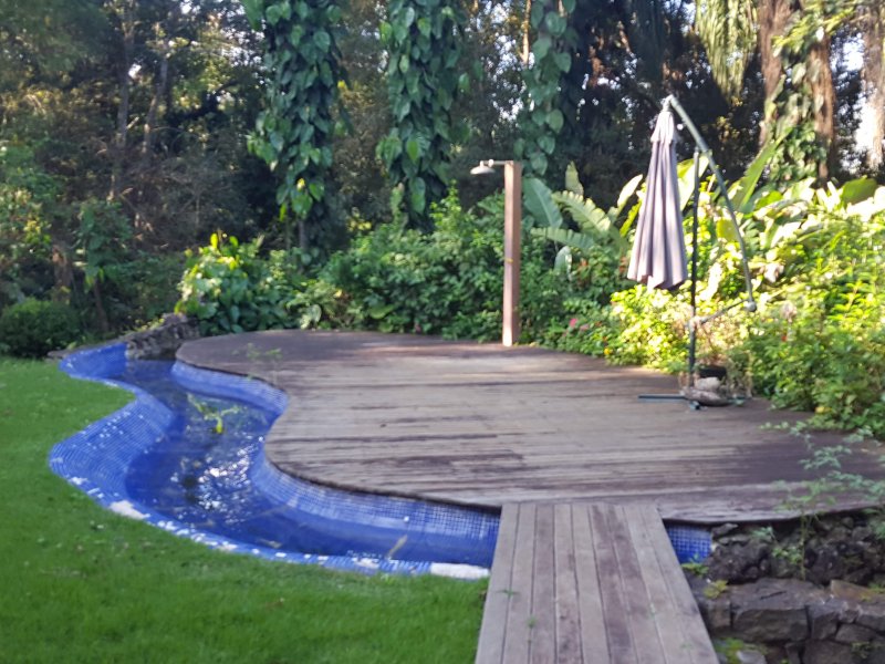 Casa de condomínio à venda Chácaras Embu Colonial com 650m² e 4 quartos por R$ 1.800.000 - 1146203376-piso-inferior-deck-1.jpg