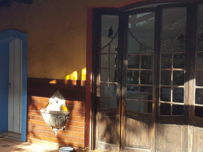 Casa de condomínio à venda Chácaras Embu Colonial com 650m² e 4 quartos por R$ 1.800.000 - 1162119826-varanda-cozinha.jpg