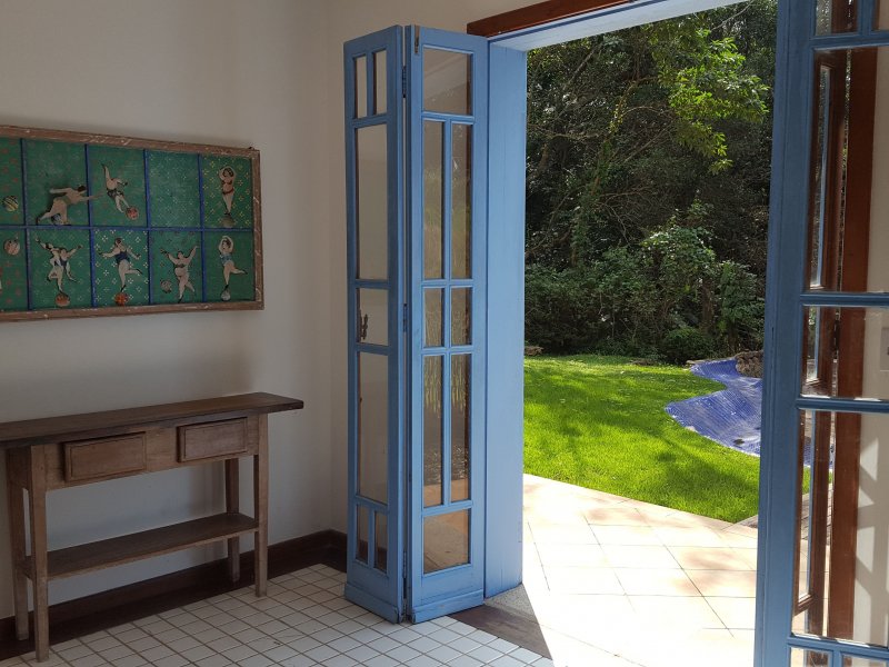 Casa de condomínio à venda Chácaras Embu Colonial com 650m² e 4 quartos por R$ 1.800.000 - 1178658734-piso-inferior-sala-menor.jpg