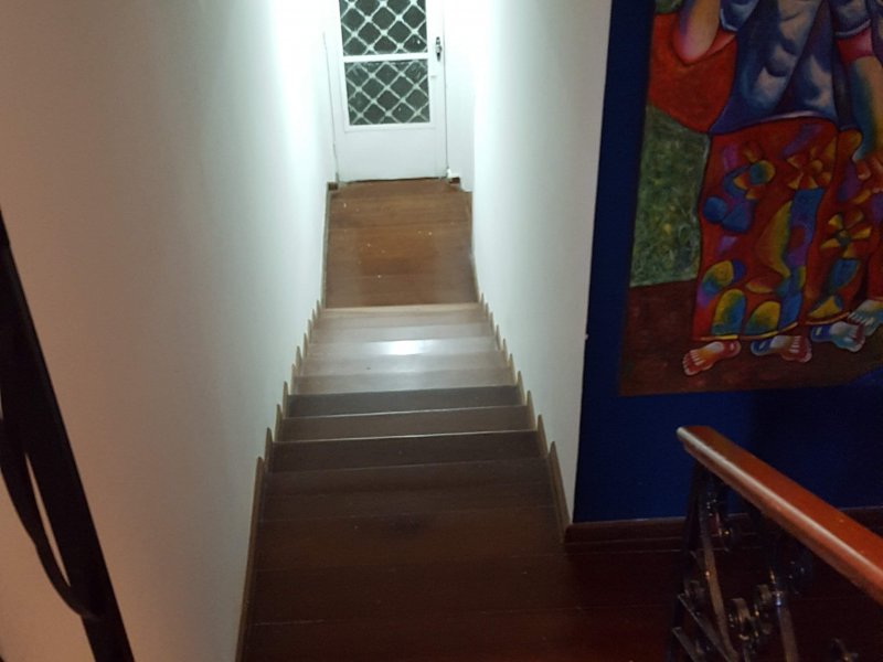 Casa de condomínio à venda Chácaras Embu Colonial com 650m² e 4 quartos por R$ 1.800.000 - 1198624717-escada-para-suite-piso-inferior.jpg