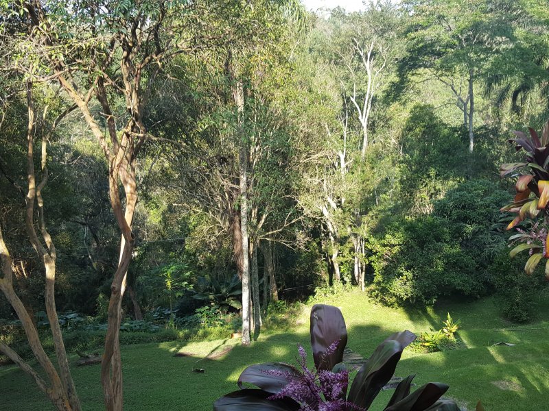 Casa de condomínio à venda Chácaras Embu Colonial com 650m² e 4 quartos por R$ 1.800.000 - 1381949890-piso-principal-vista-da-varanda-da-sala.jpg